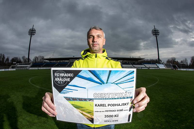 Fotbalový klub v Hradci Králové rozprodává svů stadion. Uspořádal sbírku na podporu výstavby nového fotbalovho stánku.