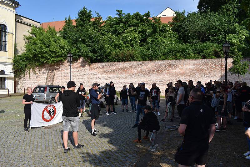 Asi 150 lidí se sešlo na pochodu, kterým podpořili svého těžce zraněného kamaráda. Na klidný průběh dohlíželi desítky policistů včetně dvou členů antikonfliktního týmu.