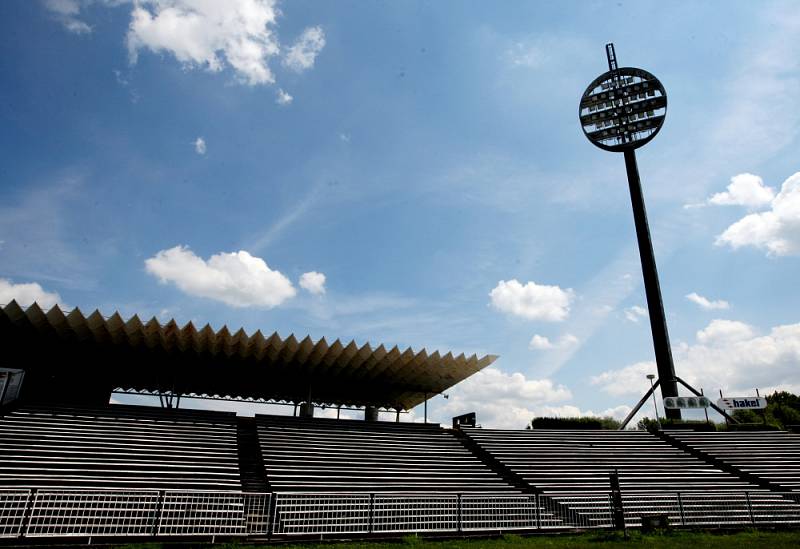 Červen 2008. Podoba malšovického fotbalového stadionu před přestavbou.