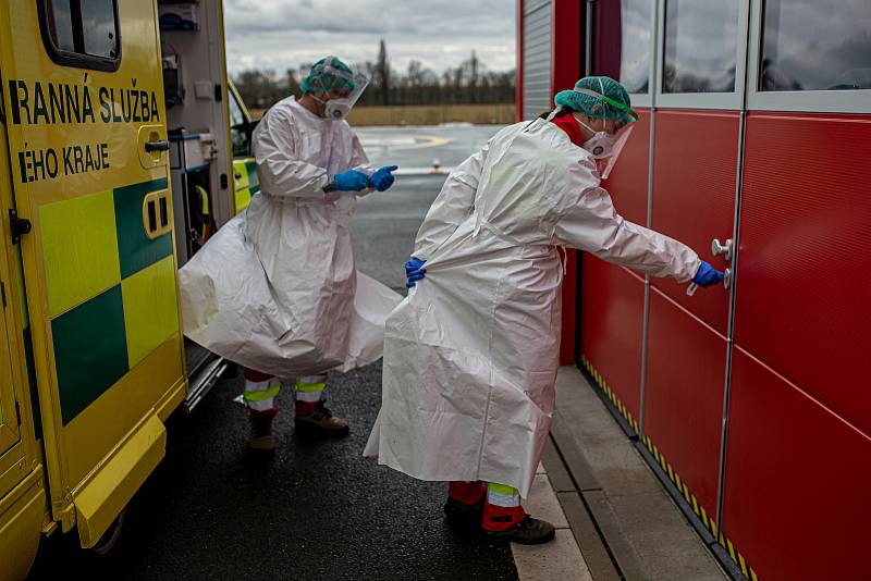 Zdravotnická záchranná služba v Královéhradeckém kraji jezdí k mnoha případům ve spojení s onemocněním Covid-19. Po každém výjezdu musí posádka provést důkladnou dekontaminaci sebe i sanitního vozu.