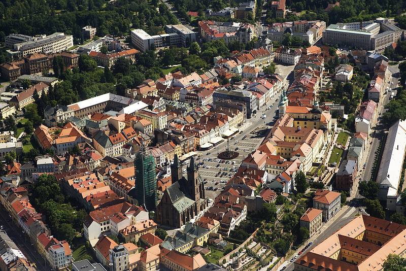 Letecké snímky centra Hradce Králové a okolí. Dominanta města Bílá věž procházela v době focení rozsáhlou rekonstrukcí.