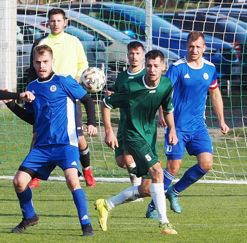 TŘÍBODOVÝ ZISK. Fotbalisté Dohalic (modří) porazili ve 13. kole okresního přeboru na domácí půdě Libřice 3:1.