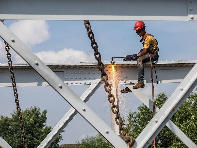 Stavbaři začali v Hradci rozebírat železný příhradový most přes řeku Orlici ve čtvrti Svinary. Most plukovníka Šrámka nahradí nová konstrukce. Polovina původního mostu z roku 1907 zůstane zachována jako doklad mostního stavitelství počátku 20. století.