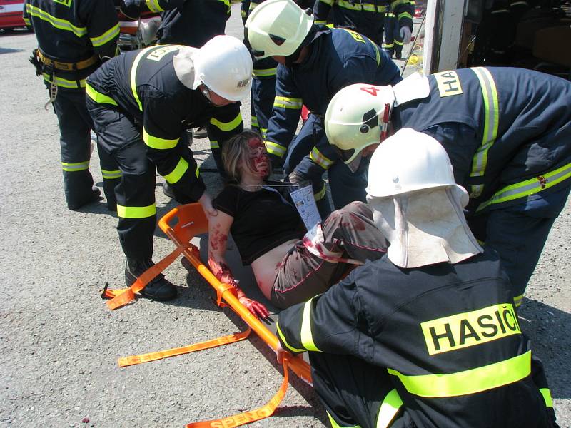 Cvičení hasičů: simulovaná nehoda u Všestar.