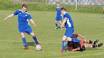 ŠLÁGR PŘEBORU. Fotbalisté Dohalic (v modrém) si dojeli pro cenné tři body do Prasku, kde po boji zvítězili 4:2. Foto: Lubomír Douděra