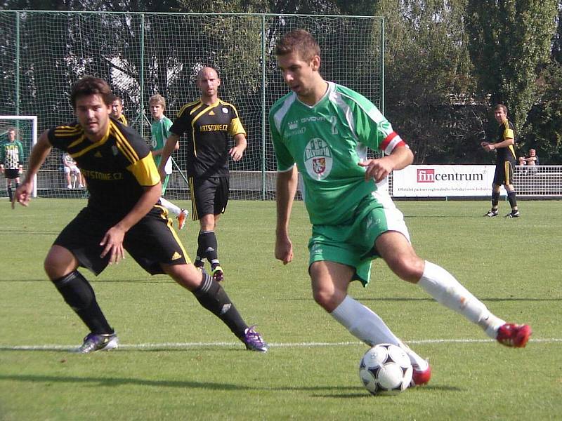 Momentka z utkání fotbalového krajského přeboru Olympia Hradec Králové - Kratonohy (2:2).