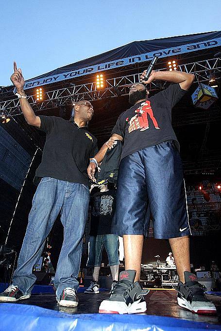 Tisíce milovníků hiphopové hudby se bavilo v pátek 21. srpna na letiště ve Festivalparku v Hradci Králové, kde pokračuje osmý ročník festivalu Hip Hop Kemp 2009.