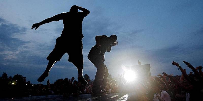 Tisíce milovníků hiphopové hudby se bavilo v pátek 21. srpna na letiště ve Festivalparku v Hradci Králové, kde pokračuje osmý ročník festivalu Hip Hop Kemp 2009.