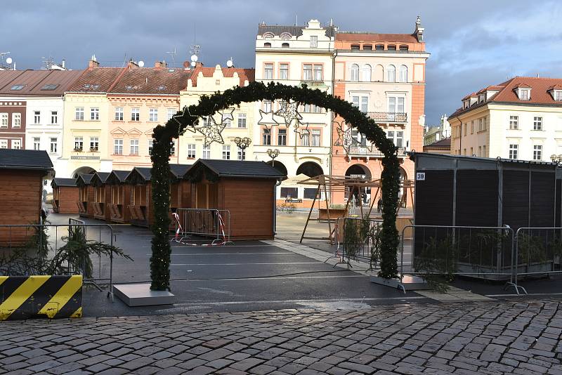 Velké náměstí bude zčásti uzavřené kvůli Vánočním trhům až do 23. prosince. Zatímco lidé se těší, části obchodníků se propadly po omezení parkování tržby.