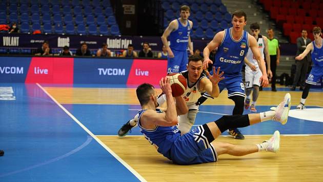 Hradec Králové vs. USK Praha. V bílém bojuje na zemi o míč hradecký Lukáš Kantůrek.