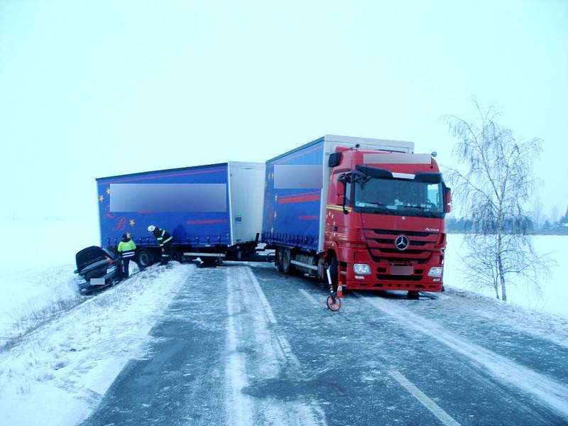 Hromadná dopravní nehoda na silnici I/11 u Roudnice.