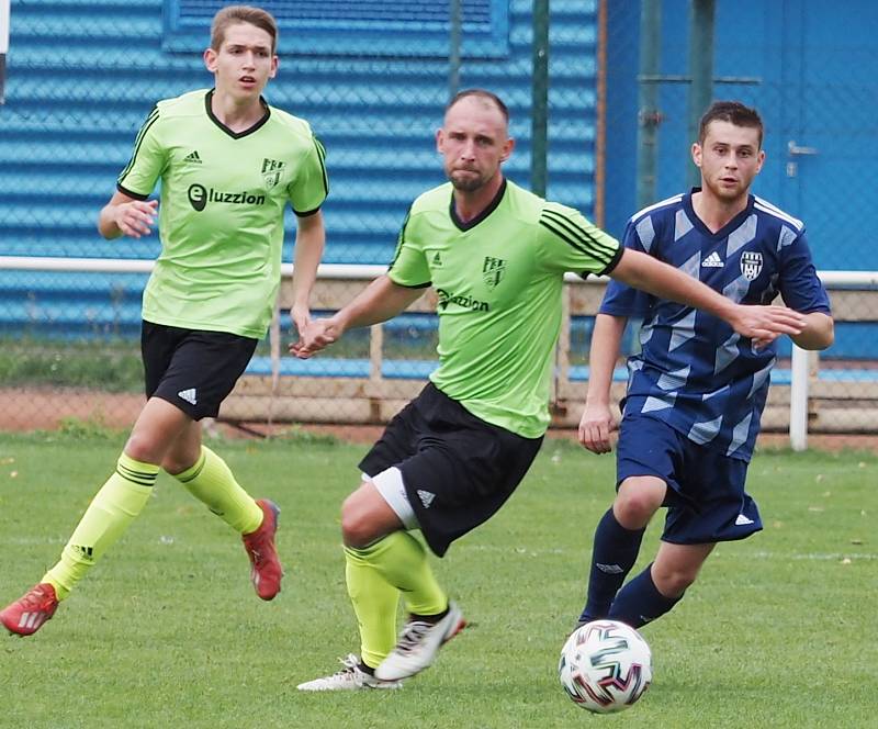Fotbalisté Třebše (v modrém) v domácím prostředí porazili Vysokou nad Labem těsně 2:1.