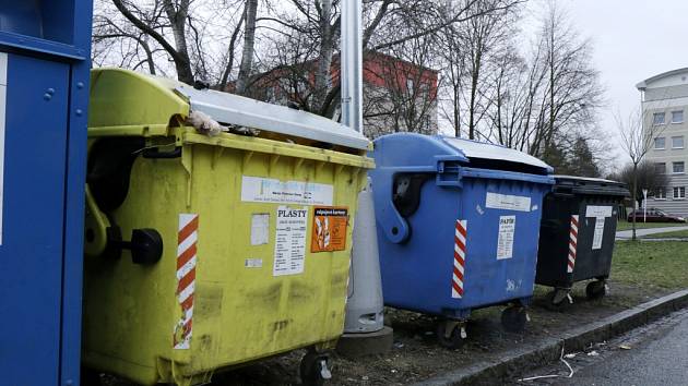 Revoluce v třídění? Dostanete vlastní popelnice na papír i plast - Hradecký  deník