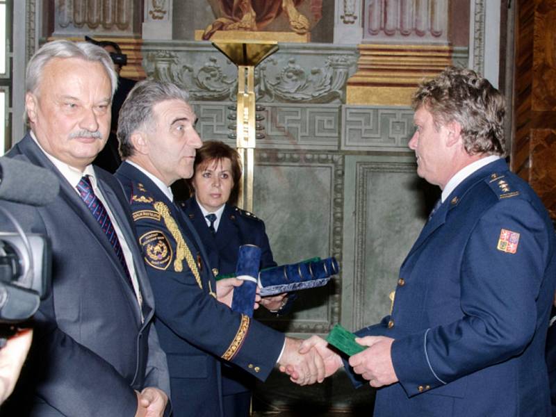 Předání medaile jako ocenění za věrnost - plukovník Martin Lelka (HZS Královéhradeckého kraje - ředitel územního odboru Trutnov).