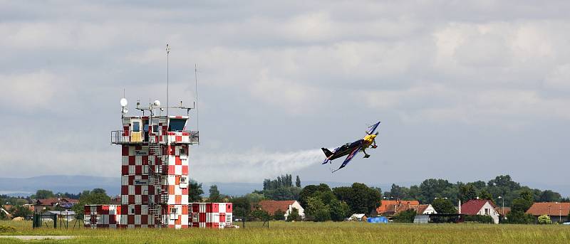 Pilot Martin Šonka s ukázkou letecké akrobacie na královéhradeckém letišti.