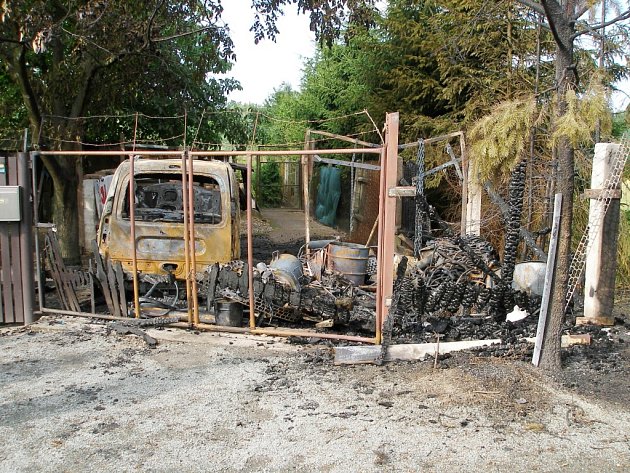 Požár osobního automobilu a kůlny v Krňovicích.