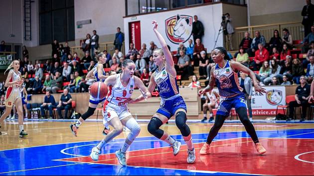 Hradecké basketbalistky (v bílém) doma nestačily na Chomutov.