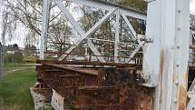 Bezmála čtyři roky stála ocelová konstrukce poblíž nového mostu ve Svinarech.