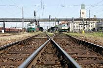 V Česku se o půlnoci zastavily vlaky. To je výsledek celorepublikové stávky vlakových dopravců. Hlavní nádraží v Hradci Králové bylo 16 .června téměř prázdné. Pracovníci hradeckého dopravního podniku se ke stávce nepřipojili.