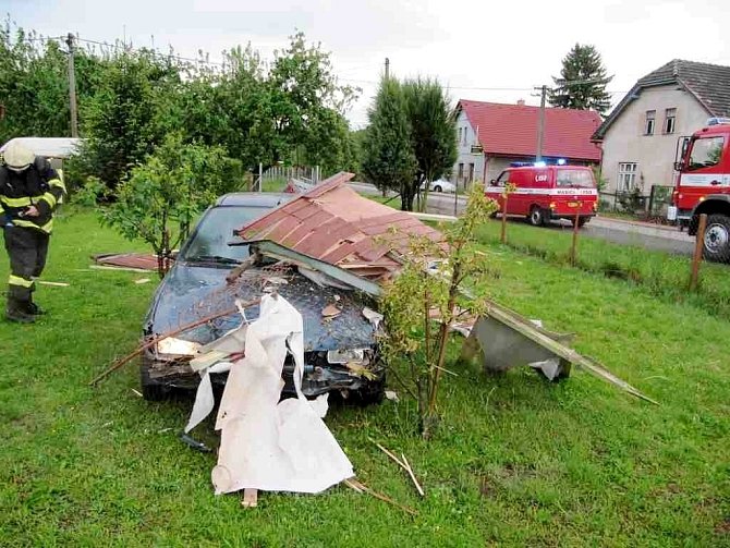 Nehoda vozidla Renault Megane v obci Rodov.