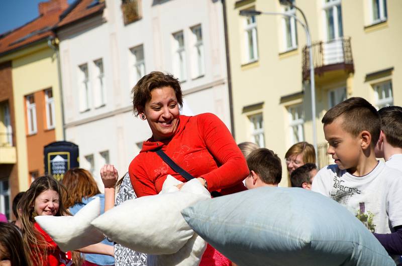 Masarykovo náměstí bylo v sobotu svědkem druhého ročníku hromadné polštářové bitvy