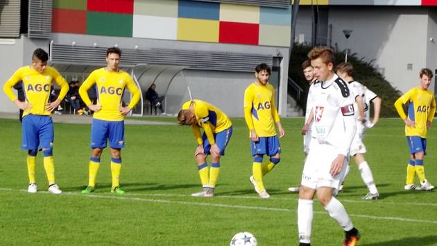 Robert Jukl střílí z penalty úvodní branku hradeckých „votroků“ v duelu s Teplicemi (2:1).