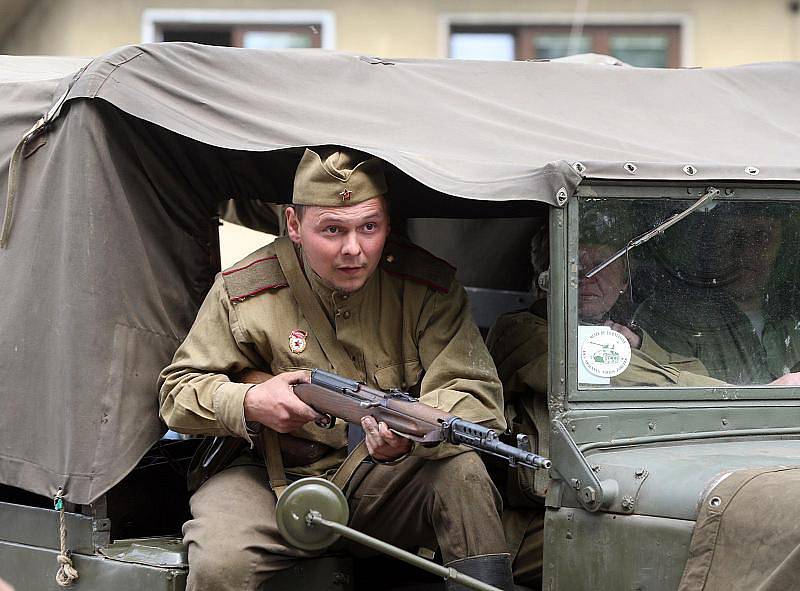 Smiřice poprvé oslavily ukončení druhé světové války historickou přestřelkou wehrmachtu a Rudé armády nazvanou Tenkrát v pětačtyřicátém.