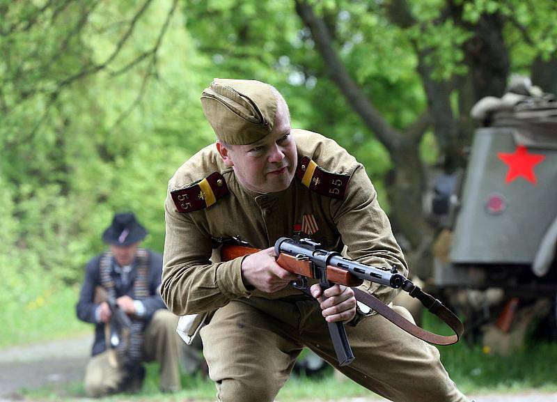 Smiřice poprvé oslavily ukončení druhé světové války historickou přestřelkou wehrmachtu a Rudé armády nazvanou Tenkrát v pětačtyřicátém.