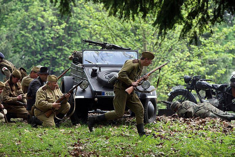 Smiřice poprvé oslavily ukončení druhé světové války historickou přestřelkou wehrmachtu a Rudé armády nazvanou Tenkrát v pětačtyřicátém.