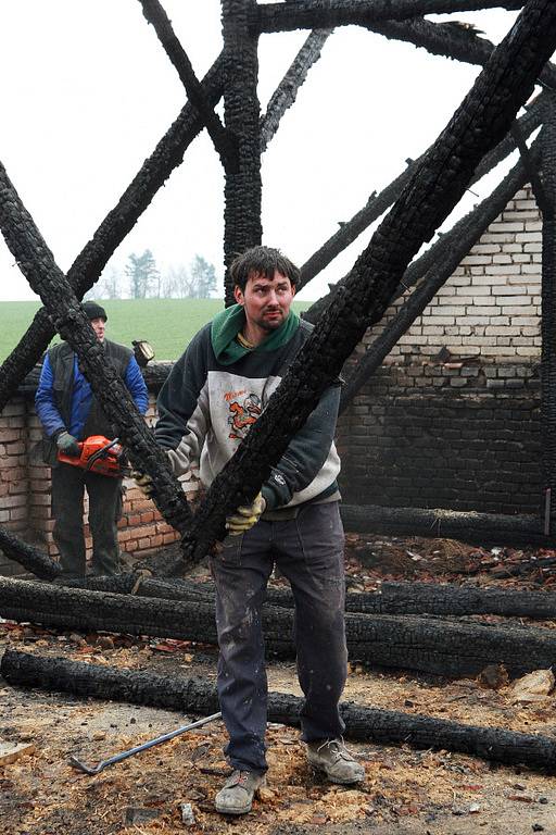 Likvidace škod způsobených požárem rodinného domu ve Chlumci