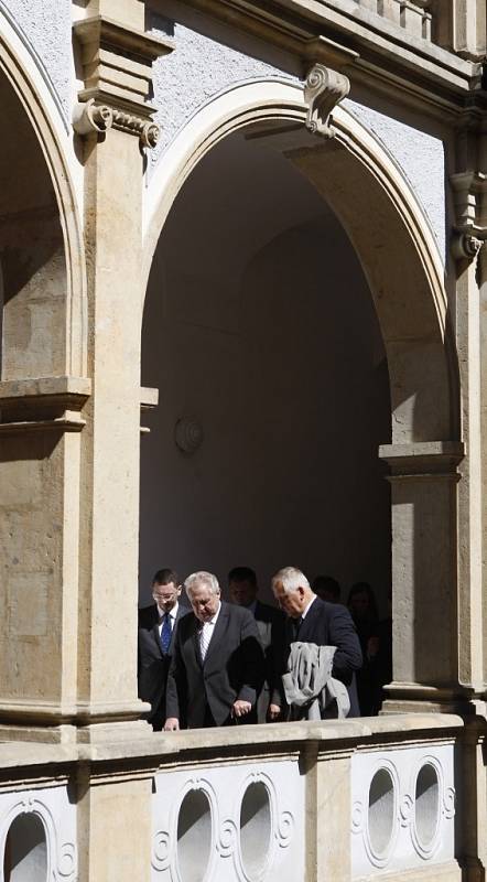 Prezident Miloš Zeman přijel na třídenní návštěvu královéhradeckého kraje. Na jičínském zámku se setkal se starostou a a osobnostmi města.