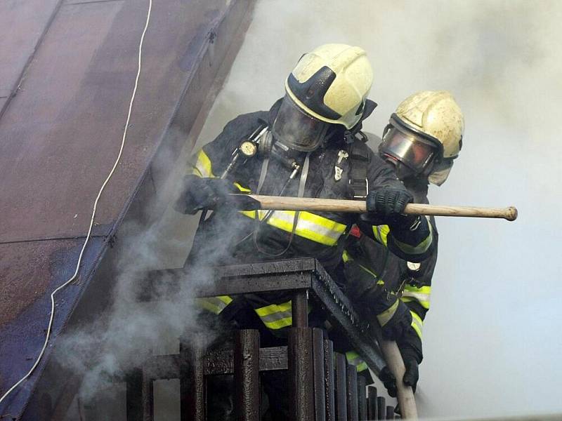 Hasiči likvidují rozsáhlý požár rodinného domku v chatové oblasti Parlament v Hradci Králové.