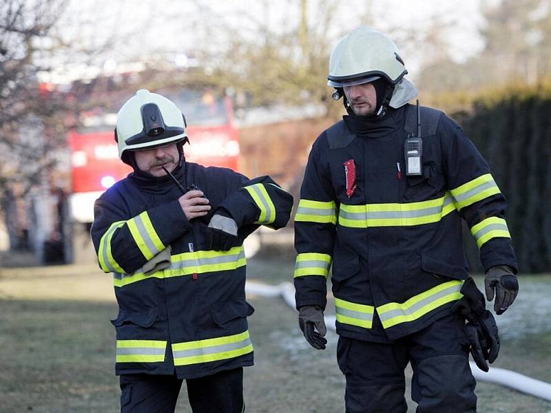 Hasiči likvidují rozsáhlý požár rodinného domku v chatové oblasti Parlament v Hradci Králové.