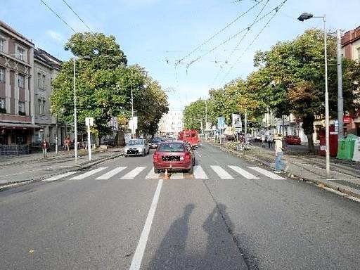 Střet auta s cyklistkou na hradecké třídě Karla IV.