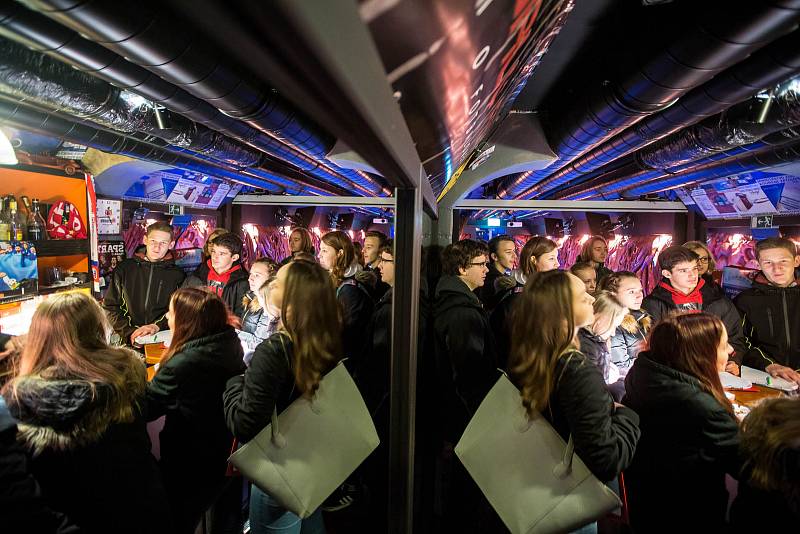 Revolution train v Hradci Králové - vlak s interaktivní expozicí pro školy a mládež o drogách.