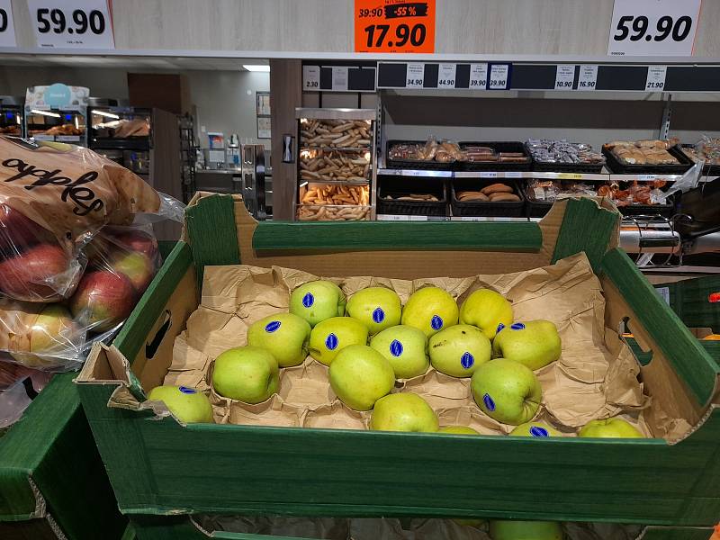 Jablka v českých supermarketech zlevnila. Evropské ceny snížila válka na Ukrajině a současně polská nadprodukce.