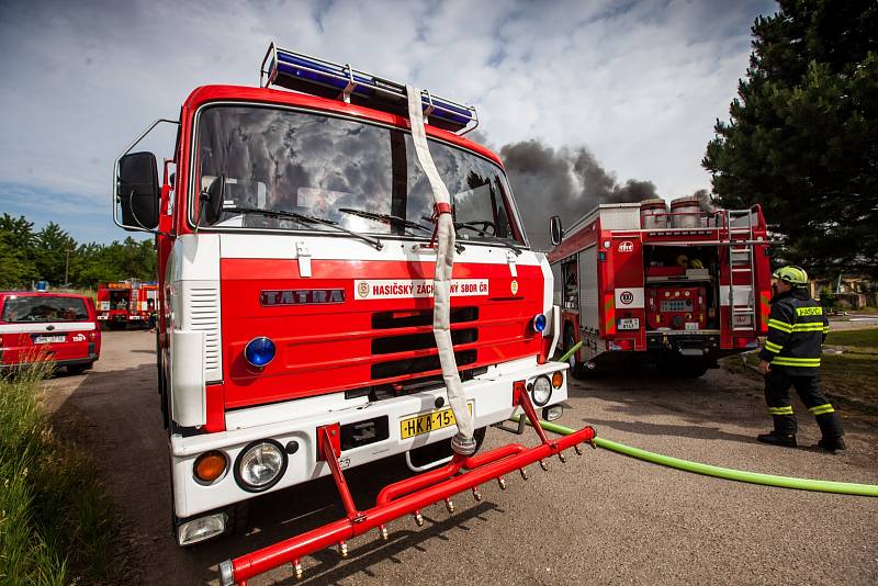 Požár kravína u Hořiněvsi na Hradecku