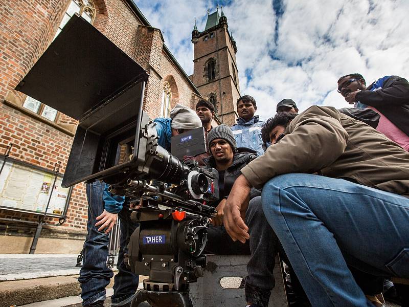 Bollywood indická produkce při filmovém natáčení v ulicích Hradce Králové.