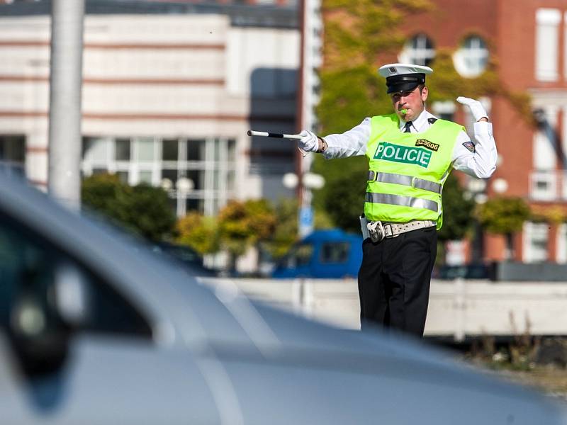 Dopravní policisté při řízení dopravy na křižovatce ulic Hradecká - Sokolská (tzv. Mileta) v Hradci Králové v rámci 9. ročníku celorepublikové Soutěže dopravních policistů 2016.