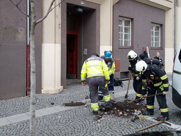 Plyn uniká v domě v Mánesově ulici v Hradci Králové. Hasiči evakuovali 10 lidí