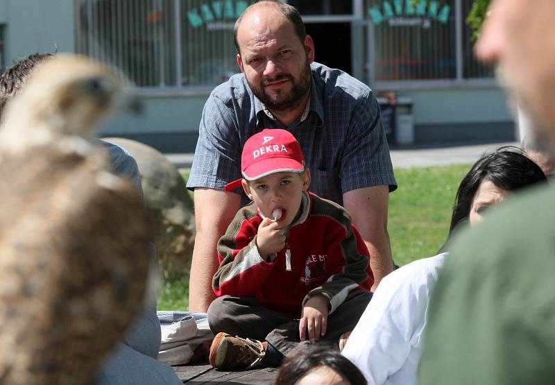 Raroha velkého a výra velkého přivezli ukázet pacientům Dětské kliniky královéhradecké fakultní nemocnice lesní pedagogové z Lesů České republiky.