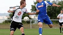 FC Hradec Králové B - Náchod-Deštné 4:3 - Zleva hradecký Lukáš Hubička a Marek Jandík.