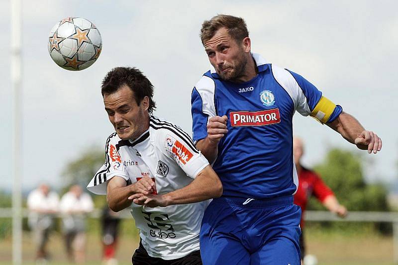 FC Hradec Králové B - Náchod-Deštné 4:3 - Zleva hradecký Jakub Špidlen a Michal Lesák.