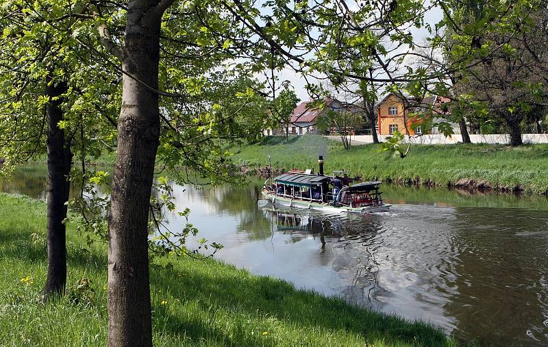 Cesta po Labi hradeckými výletními parníky