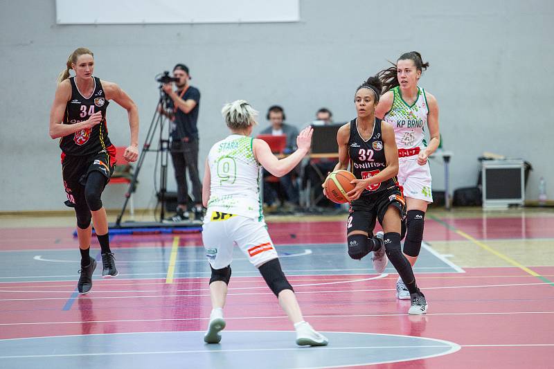 Finálový zápas finálového turnaje Českého poháru basketbalistek v Karlových Varech: KP Brno - Sokol Nilfisk Hradec Králové (v černém).