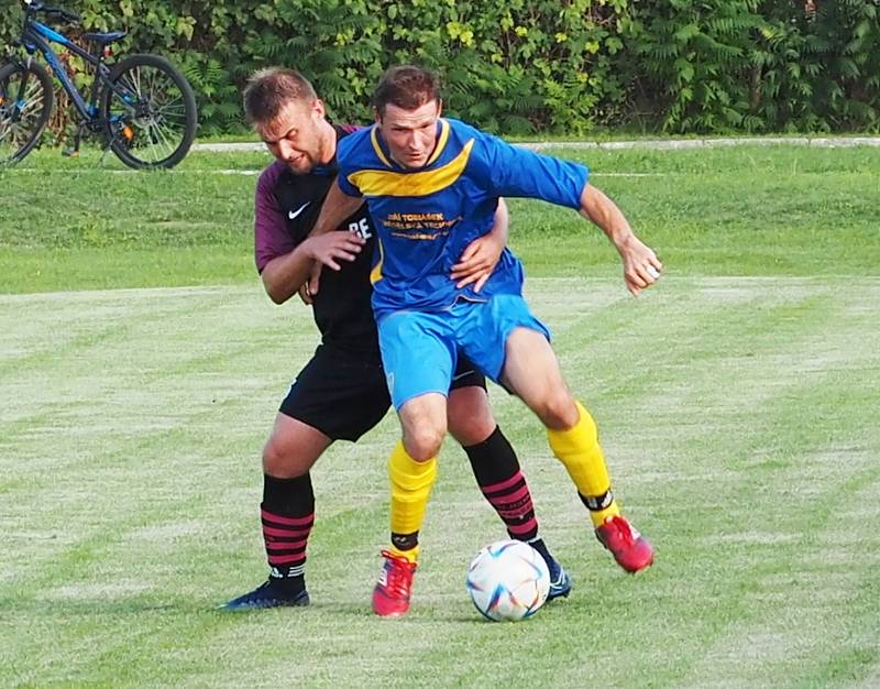 ŠLÁGR OKRESNÍHO PŘEBORU. Fotbalisté Prasku (v tmavém)  v souboji o čelo tabulky porazili Roudnici B 1:0.