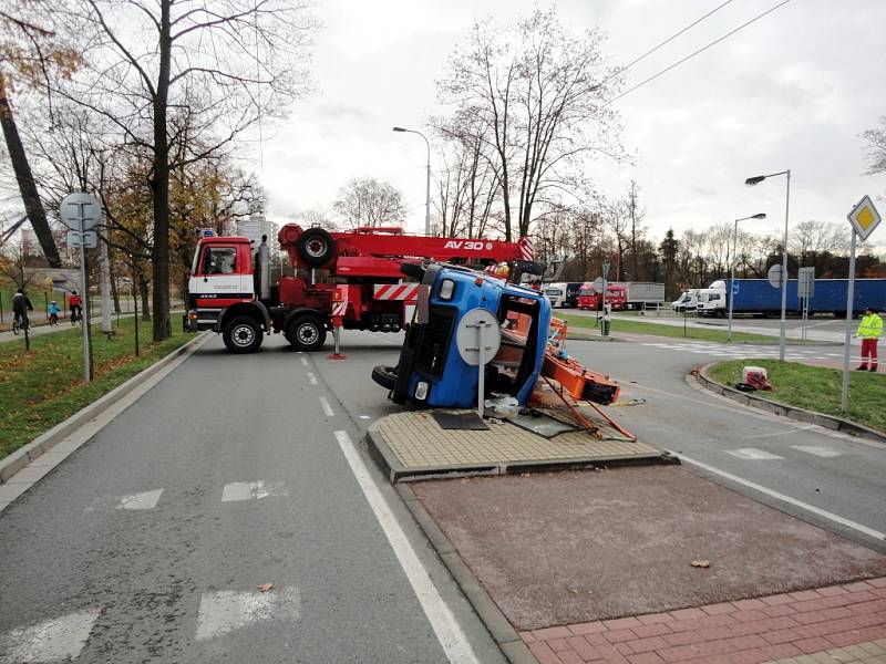 Převrácení vozidla s vysokozdvižnou plošinou v Malšovické ulici v Hradci Králové.