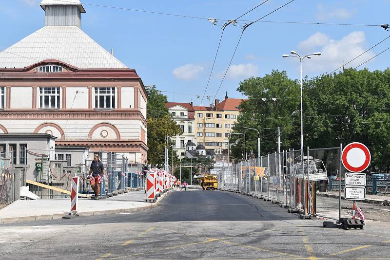 Finální podobu už pomalu ale jistě dostává hradecká křižovatka Fortna, kterou město přestavuje na kruhový objezd. Město souběžně opravuje i sousední Moravský most.