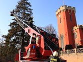 Skoro desítka hasičských jednotek cvičila zásah na zámku Hrádek u Nechanic
