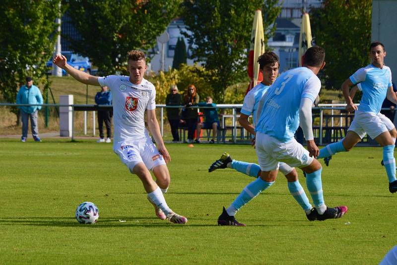 Fotbalisté FC Hradec Králové B (v bílém) a FK Chlumec nad Cidlinou (v modrém) mají před sebou závěrečné podzimní zápasy. Jak si v nich povedou?